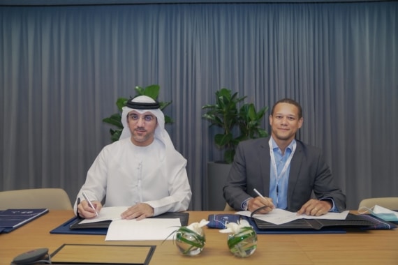 Hussain Alblooshi, Chief Operating Officer of Dubai Trade, and Arnoud Dekkers, Commercial Director, 4D Supply Chain Consulting, signing the contract for cooperation